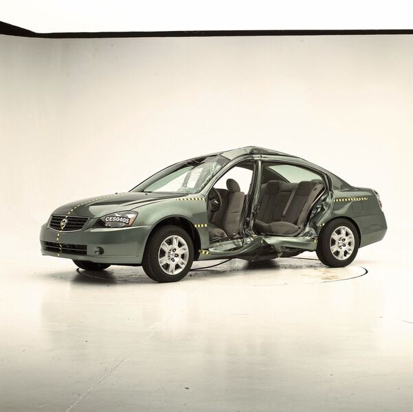 Der Nissan Altima des Modelljahres 2005 zeigte noch deutliche Schäden nach dem Seitenaufprall der mobilen Barriere. Die Türen wurden entfernt, um die Deformation an der Karosserie besser zu zeigen.  (Insurance Institute for Highway Safety)
