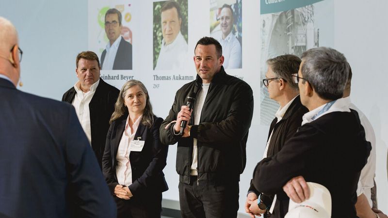 Eine der Podiumsdiskussionen der WKST, hier zum Thema Schadensteuerung mit (von links) Thomas Aukamm (ZKF), Dimitra Theocharidou-Sohns (SPN), Christian Eisnecker (Eisi), Sergej Wasiljew (Fix Auto Weilburg) und Reinhard Beyer (Auto Beyer). Vom Moderator Konrad Wenz verdeckt: Thorsten Stünkel (HUK Coburg). (Bild: Stefan Bausewein)