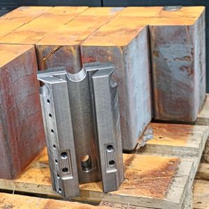 Rohmaterial aus Stahlvollmaterial und Aluminium-Rohlingen – Ausgangsmaterial für die anspruchsvolle CNC-Lohnfertigung bei Maschinenbau Strunk.(Bild:  Haimer)