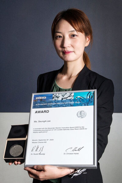 SeungA Lee von Wacker Chemicals Korea erhielt den Alexander-Wacker-Innovationspreis für die Entwicklung neuartiger Siliconharze für Optical-Bonding-Anwendungen. (Wacker)