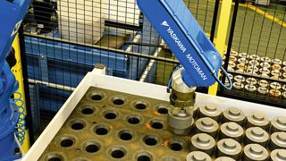 Bild 1: Der Roboter HP20D übernimmt einen Rohling aus der Palette und übergibt ihn an das Drehzentrum. (Bild: Högel)