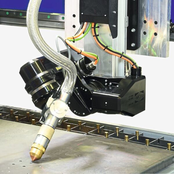 Das automatisch schwenkende 1-Brenner-Fasenaggregat ermöglicht den Plasmaschnitt von Fasen an Konturen. (Zinser)