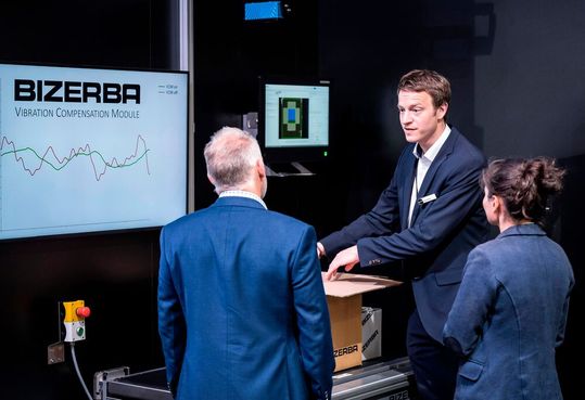 Bizerba-Innovationen auf der Parcel + Post Expo in Amsterdam! Das Vibration Compensation Module etwa gehört dazu. Es bietet, wie Bizerba sagt, eine „intelligente“ Ergänzung für zuverlässige Gewichtserfassung trotz Störfaktoren. Lesen Sie hier mehr dazu ... Bizerba-Innovationen auf der Parcel + Post Expo in Amsterdam! Das Vibration Compensation Module etwa gehört dazu. Es bietet, wie Bizerba sagt, eine „intelligente“ Ergänzung für zuverlässige Gewichtserfassung trotz Störfaktoren. Lesen Sie hier mehr dazu ...