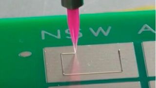 Mit dem neu entwickelten Delo-Klebstoff Dualbond EG4797 werden die bisherigen Miniaturisierungsgrenzen in der Mikroelektronik gesprengt, wie es heißt. Lesen Sie hier, warum ...  (Bild: Delo)