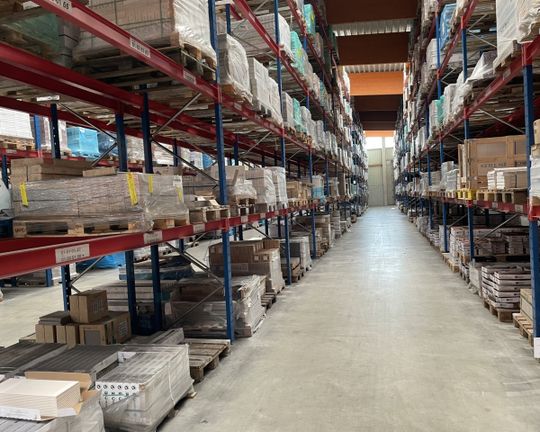 Das Eurobaustoff Zentrallager Nord I sichert mit der Bestandsmanagement-Software von Remira die Warenverfügbarkeit.(Bild:  Eurobaustoff)