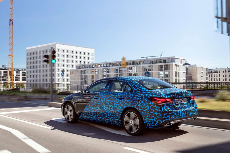 Zusammen mit der A-Klasse Limousine (hier zu sehen) und der B-Klasse feiert die A-Klasse ihre Premiere als Plug-in-Hybrid auf der IAA im September in Frankfurt. (Daimler)