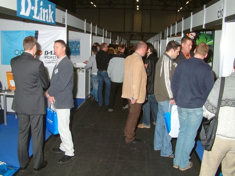 Zwischen den Vorträgen nutzten die Besucher die Gelegenheit, mit Vertretern der rund 70 Aussteller zu sprechen. (Archiv: Vogel Business Media)