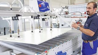 Medikomp setzt zur Fertigung variabler Operationssäle mehrere Vakuum-Hebegeräte von Schmalz ein, unter anderem zur Entladung einer Presse für Wandelemente. (Bild: Schmalz)