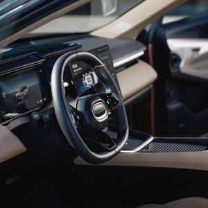 Viele Details sind noch nicht zu dem Fahrzeug bekannt.(Bild:  Lynk & Co)