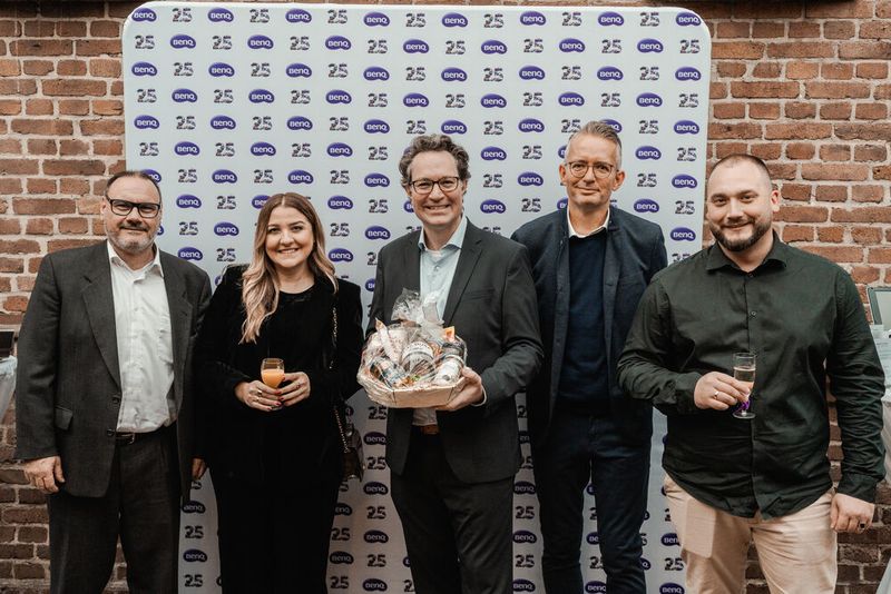 Auch der Distributor Ingram gratuliert zum 25-jährigen Jubiläum: (v. l.) Marco Kampmeyer, Hülya Schimanski und Volkan Weissenberg (alle BenQ) mit André Stute und Miladin Zivanovic (Ingram) (Bild: BenQ)