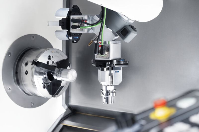 Der robuste mechatronische 3-Finger-Universalgreifer EZU handhabt zylindrische und exzentrisch positionierte Werkstücke.  (Bild: Schunk)