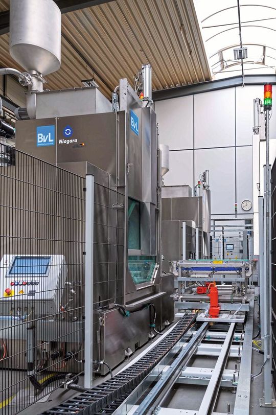 Vollautomatisierter Reinigungsprozess mit Shuttlesystem.(Bild:  BvL Oberflächentechnik GmbH)
