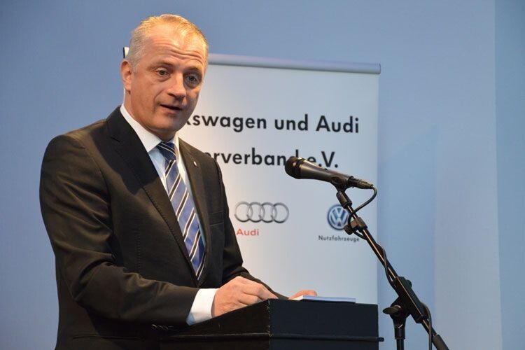 Für die Marken Volkswagen Pkw und Nutzfahrzeuge sowie Audi richtete Thomas-Werner Zahn, Leiter Vertrieb und Marketing Deutschland bei Volkswagen Pkw, stellvertretend Worte an Lamlé und die Gäste. (Foto: Achter)