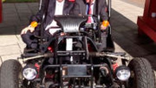 Die Schulleitung des Hans-Sachs-Kollegs testete die Funktionstüchtigkeit des E-Buggys. (Foto: Riehl)