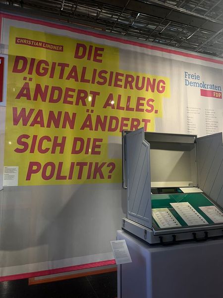 In Deutschland stellt 2017 die FDP eine entscheidende Frage und macht die Digitalisierung zu ihrem Wahlkampfthema. Ein Jahr später, 2018, bekommt Deutschland mit Dorothee Bär seine erste Staatsministerin für Digitalisierung. (© cm)