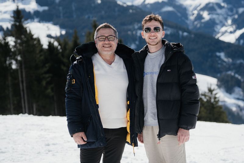 Auch die Nicht-Skifahrer konnten die Bergluft genießen: Damian Scholz (l.) und Alexander Kroneder (beide MDSYSTEC) (Bild: Manuel Emme Fotografie)