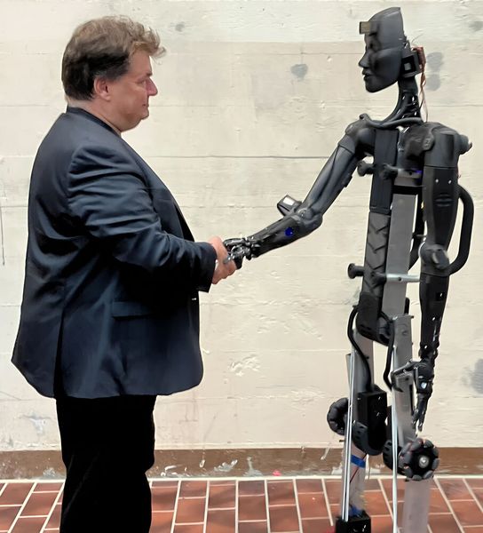 Maxon zeigt auf der SPS den ersten kompletten Prototypen des humanoiden Roboters Hope. Mit einer Höhe von zwei Metern und der Fähigkeit, sich bis zu einer Stunde frei zu bewegen und das Gleichgewicht zu halten, bietet Hope laut dem Hersteller spannende Einblicke in seine Funktionalität. SPS 2024: Halle 3, Stand 260. (Bild: Maxon)