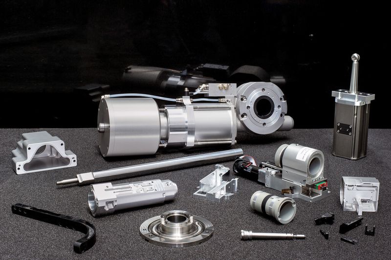 Im Bild eine Auswahl von Bauteilen und Baugruppen der PWB AG. Vom Engineering über die Fertigung bis hin zur Montage werden anspruchsvolle und kundenspezifische Baugruppen gefertigt. (Thomas Entzeroth)