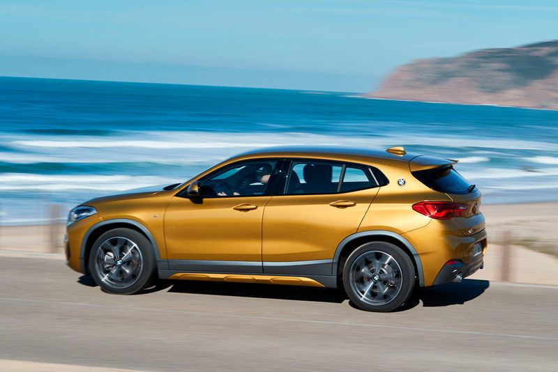 Abgerundet wird das Design durch das Markenemblemen an den C-Säulen... (BMW)