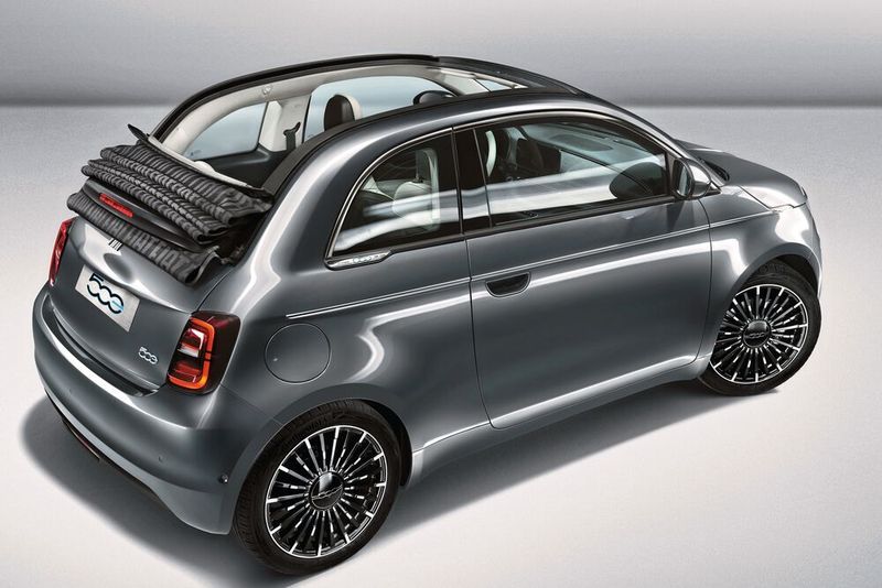 Der elektrische Fiat 500 ist zugleich das erste rein batteriebetriebene Cabrio am Markt (Preis: ab 37.900 Euro).  (FCA)