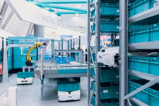 Bessere Arbeitsbedingungen dank Automatisierung verspricht der Robotersystem-Hersteller Exotec seinem Kunden Lyreco in dessen belgischem Distributionszentrum in Vottem.(Bild:  Exotec)