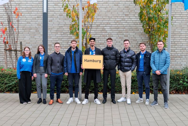 Bei den Autokaufleuten waren zum Finale zwei Frauen und sieben Männer angetreten. (Bild: Schmidt - VCG)