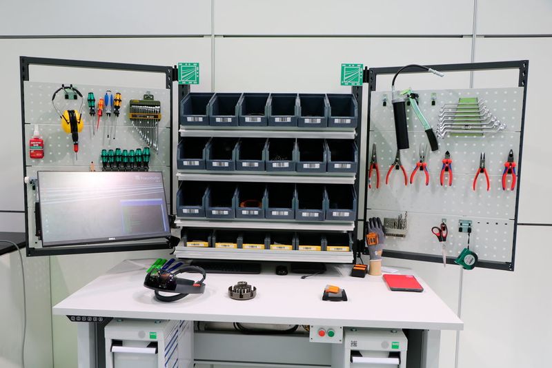 Einen intelligenten Montagearbeitsplatz, der durch die einzelnen Arbeitsschritte führt, zeigt das Fraunhofer  IGCV.  (K.Juschkat/konstruktionspraxis/elektrotechnik)