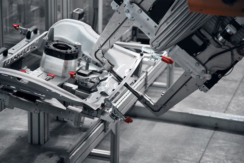 Die Vorrichtung zum exakten Positionieren der Gusstege entwickelten Experten von Georg Fischer in Kooperation mit ABB. (Bild: Fronius)