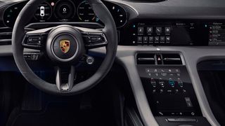Der Porsche Taycan ist innen recht futuristisch - und gleichzeitig für Porsche ein wichtiges Zukunftsprojekt. (Porsche)