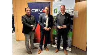 Bei der Informationsveranstaltung (v.l.): Jan Mach, Senior HR Manager, und Sebastian Golombek, Vertragslogistikmanager für Norddeutschland (beide Ceva), zusammen mit Lichs Bürgermeister Dr. Julien Neubert (Bild: Ceva)