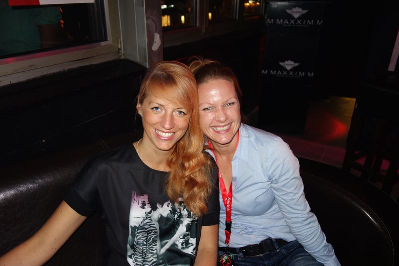 Ein zauberhaftes Lächeln hatten (l.)  Ramona Hieß, TP-Link und Hannah Lamotte, IT-BUSINESS (Bild: IT-BUSINESS)