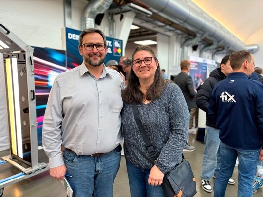Sascha und Anika Philippi bei den Karosserie- & Schadenstagen in Würzburg. (Bild:  Fix Auto)
