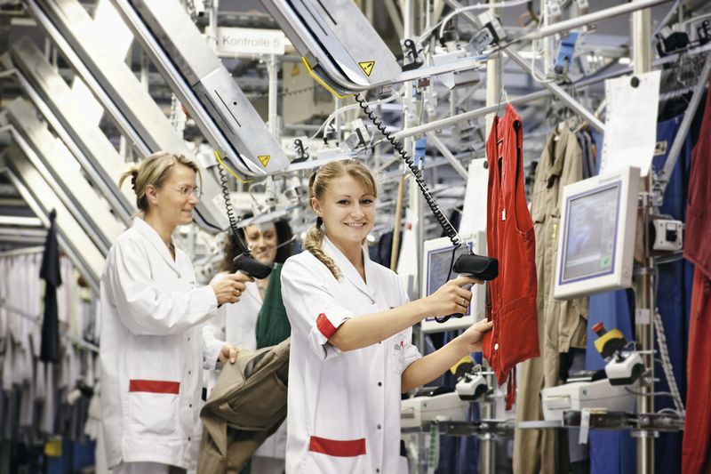Die abschließende Qualitätskontrolle stellt sicher, dass nur einwandfrei gepflegte Kleidung das Werk verlässt. (Bild: DBL)