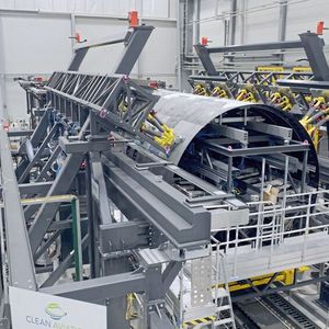 Ein Rumpfsegment aus thermoplastischen CFK-Werkstoffen wurde erstmals in einem Forschungsprojekt in Originalgröße hergestellt. Das sollte die fundierte Bewertung von Machbarkeit sowie ökologischer und ökonomischer Vor- und Nachteile ermöglichen. Die Rumpftonne aus thermoplastischem Verbundwerkstoff wiegt deutlich weniger als heute übliche Sektionen.(Bild:  Clean Aviation)