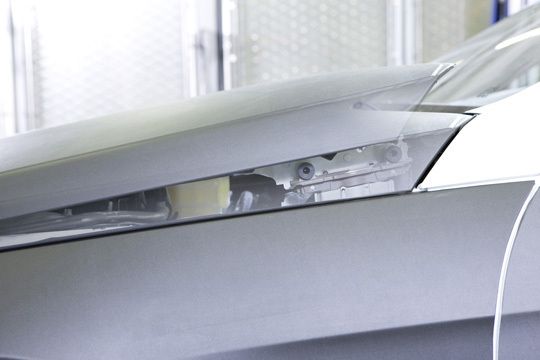 Die „aktive Motorhaube“ soll Verletzungen von Fußgängern verhindern oder abmildern. (Foto: Mercedes)