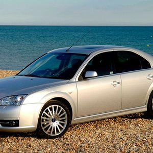 Die ab 2000 gebaute dritte Mondeo-Generation, unter Chefdesigner J. Mays in kühlem, von Audi beeinflussten Stil gezeichnet, blieb weitgehend ein europäisches Auto.(Bild:  Ford)