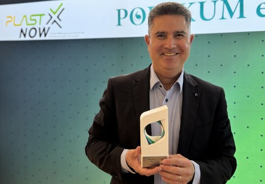 Alex Braun, Mitgründer von Snow Polymers, erhält den zweiten Preis des Biopolymer Innovation Award. (Bild:  PlastXnow/Stefan Lenz)