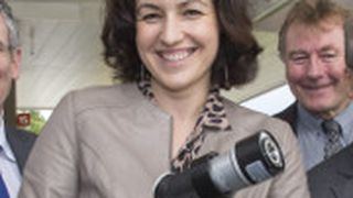 Die Parlamentarische Staatssekretärin im Bundesverkehrsministerium, Dorothee Bär, bei der Eröffnung der Wasserstofftankstelle auf dem Autohof Geiselwind. (Foto: Daimler)