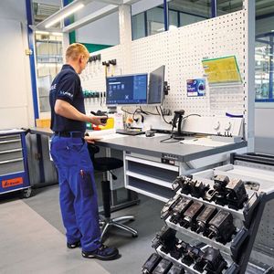 Ein Mitarbeiter, eigens verantwortlich für den Werkzeugraum bei Lauble, bucht Werkzeuge aus der Zoller-TMS Software aus.
