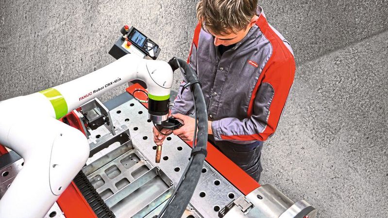 Beim Teachen der Cobot-Schweißzelle werden keinerlei Programmierkenntnisse benötigt. Die Schritte der Programmierung sind leicht erlernbar und intuitiv – die Schweißfachkraft kann sich auf anspruchsvollere Aufgaben konzentrieren. Beim Teachen der Cobot-Schweißzelle werden keinerlei Programmierkenntnisse benötigt. Die Schritte der Programmierung sind leicht erlernbar und intuitiv – die Schweißfachkraft kann sich auf anspruchsvollere Aufgaben konzentrieren.