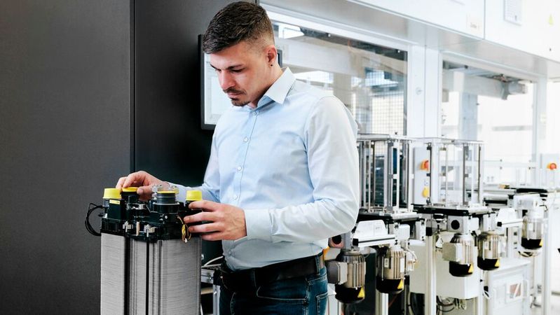 Elring Klinger hat sich mit der Entwicklung einer neuen Brennstoffzellenstack-Generation für den Nutzfahrzeugsektor bei einem Projekt zur Förderung der Wasserstofftechnologie beworben und wurde vorausgewählt. 