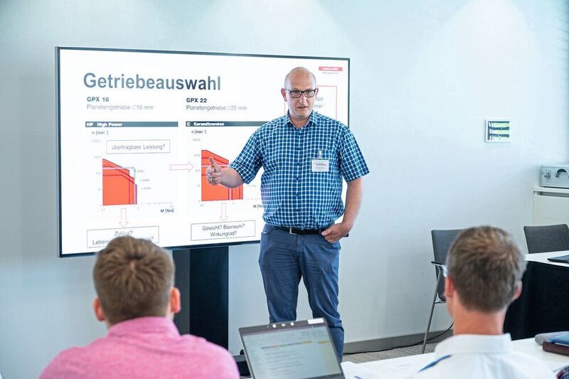 Parallel sprach Darko Lukic von Maxon Motor über kritische Parameter, die bei der Wahl des Getriebes oft vergessen werden. (J. Untch/Vogel Corporate Media)