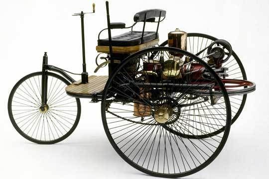Der erste Wagen von Benz besaß nur drei Räder. Die Motorkraft wurde mithilfe einer Kette auf die Hinterachse übertragen. (Archiv: Vogel Business Media)