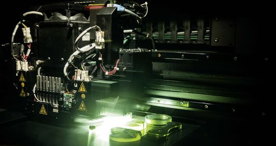 (Das PolyJet-Verfahren bietet hohe Genauigkeit bietet und die Möglichkeit, Materialeigenschaften flexibel zu ändern. Bild: Protolabs)