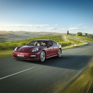 Mit 3,6 Litern Hubraum dürfte auch die Basisvariante der Sportlimousine Porsche Panamera souverän motorisiert sein. Immerhin war dies viele Jahre lang der Standardhubraum der Porsche-Boxermotoren.