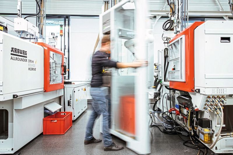 Der Flexobot kann mit wenigen Handgriffen von der einen Spritzgussmaschine zur anderen verfahren werden. (Kuka)