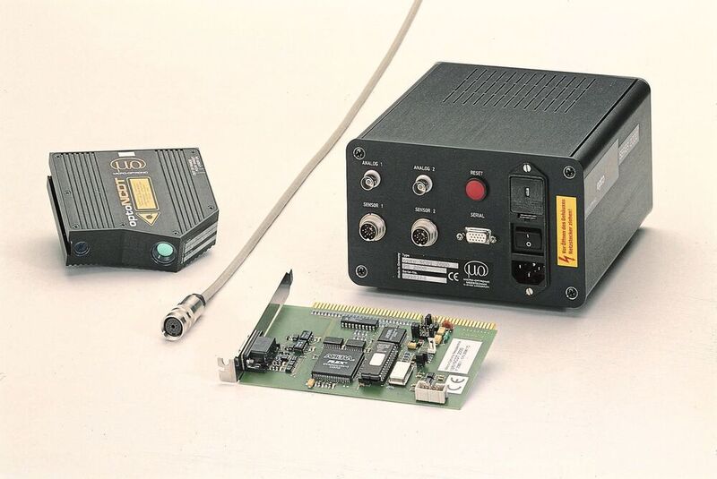 1992 wurde mit dem OptoNCDT 2000 der erste völlig digital arbeitende optische Sensor präsentiert. (Micro-Epsilon)