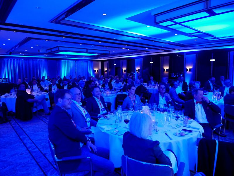 Nach Dinner Speech, Hauptspeise und Dessert nahte der große Augenblick: (Bild: Vogel IT-Medien GmbH)