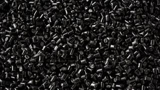 Der Gelbe Sack birgt Schätze! Das sind hochwertige Granulatkörner aus Kunststoffrezyklat.  Macht man alles richtig, können neue Produkte daraus werden. Diese schließen den Werkstoffkreislauf. Das Verbrennen wird obsolet. (U. Raapke / Fraunhofer-LBF)