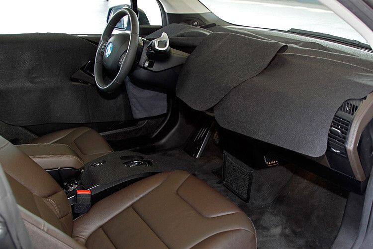 Der (noch) verdeckte Innenraum: Der Wählhebel für die Automatik ist ans Lenkrad gerutscht, dank fehlendem Mitteltunnel hat man vorn ein großzügiges Raumgefühl. (Foto: BMW)